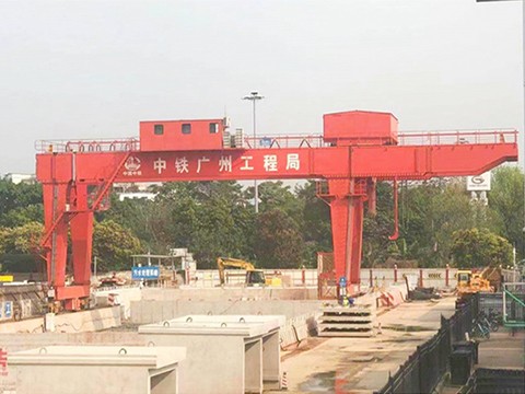 地(dì)鐵(tiě)出土(tǔ)門(mén)式起重機(jī)