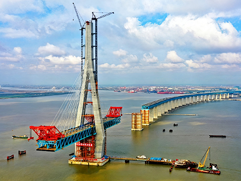 滬蘇通(tōng)大(dà)橋1800t架梁起重機(jī)